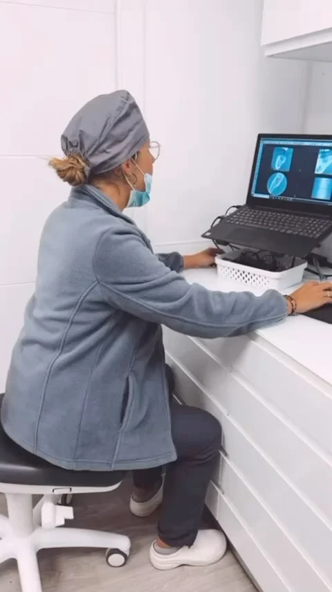 🦷✨ Planificación de Implantes Dentales con TAC ✨🦷

La sonrisa que siempre has deseado está más cerca de lo que piensas. La planificación de implantes dentales utilizando Tomografía Axial Computarizada (TAC) es un paso fundamental para lograr resultados exitosos.

🔍 ¿Por qué es tan importante?
	1.	Imágenes en 3D: El TAC nos permite ver la estructura ósea en tres dimensiones, lo que facilita la evaluación del hueso disponible.
	2.	Precisión Milimétrica: Con el uso de software especializado, podemos diseñar guías quirúrgicas que aseguran una colocación exacta de los implantes.
	3.	Menos Riesgos: Esta técnica minimiza complicaciones y acelera el tiempo de recuperación.
Tu salud dental es nuestra prioridad. ¡Confía en la tecnología para transformar tu sonrisa! 😁💖

#ImplantesDentales #SonrisaPerfecta #SaludDental #TAC #Odontología #SonrisaSaludable