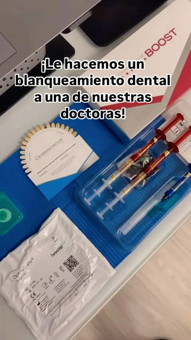 Le hacemos un blanqueamiento a una de nuestras doctoras de la clínica. Quieres saber como se lo hacemos? Te lo enseñamos paso a paso!

Qué es el blanqueamiento dental? 🦷 💫 

¡Quieres una sonrisa deslumbrante? 🌟

El blanqueamiento dental es un tratamiento estético que aclarará y dará luminosidad a tus dientes, eliminando manchas causadas por el café, té, vino tinto, tabaco,  algunos colorantes…🍵🍷🚭.

Beneficios:
	•	Dientes más blancos, mejora la apariencia de tu sonrisa 💫
	•	Aumenta la confianza y autoestima 💪
	•	Resultados rápidos y visibles 🕒
	•	Indoloro y seguro 💯

¡Consúltanos para obtener la sonrisa que siempre has querido! 💫

#BlanqueamientoDental #EstéticaDental